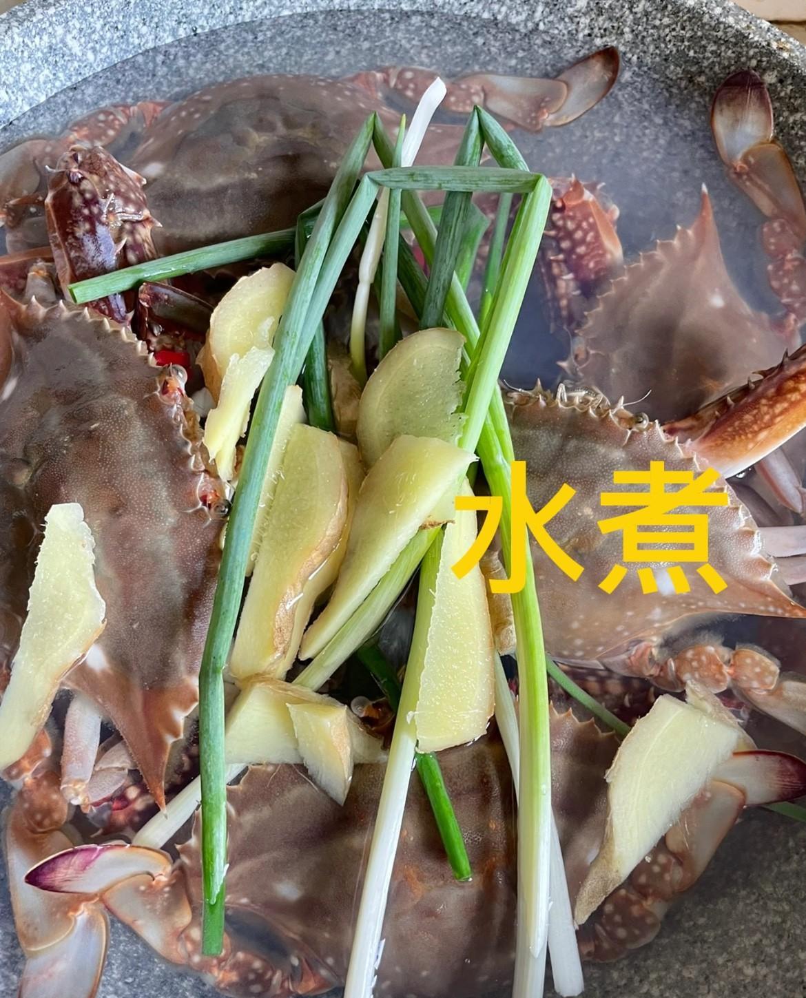 毕竟梭子蟹经开水一煮里面的肉汁和膏黄就会从蟹壳的缝隙流出去大