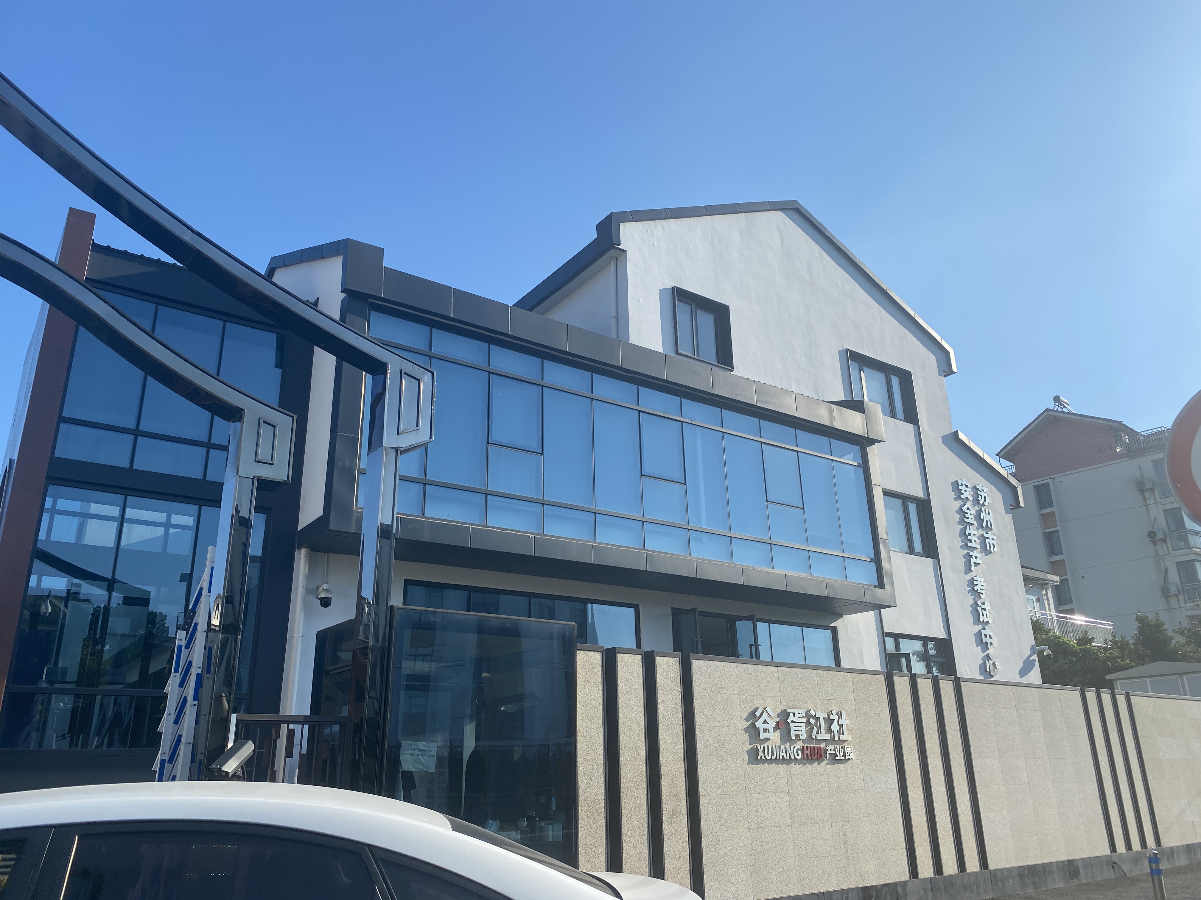 这是典型的苏州老城特色,小桥,流水,人家,果然是东方的威尼斯,到处河