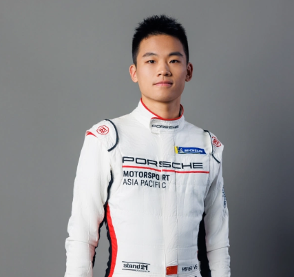 中国车手叶一飞在2025年勒芒24小时耐力赛中创造历史,与队友罗伯特