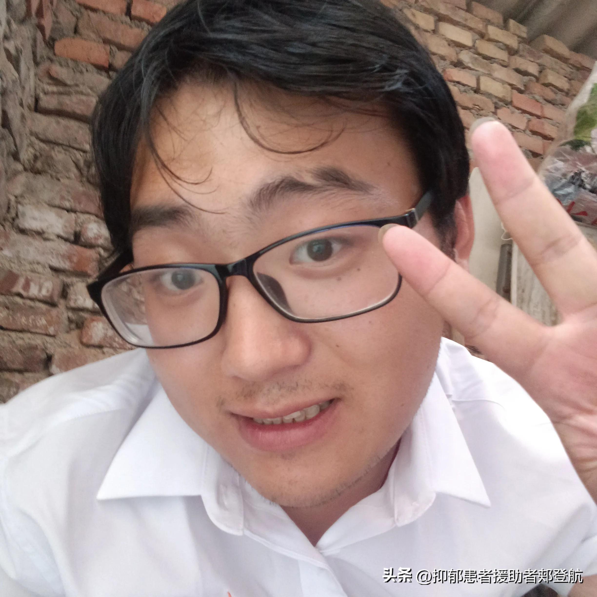 我表哥是在汽修厂工作,每天弄得满身油污,双手都是很厚的茧子,一