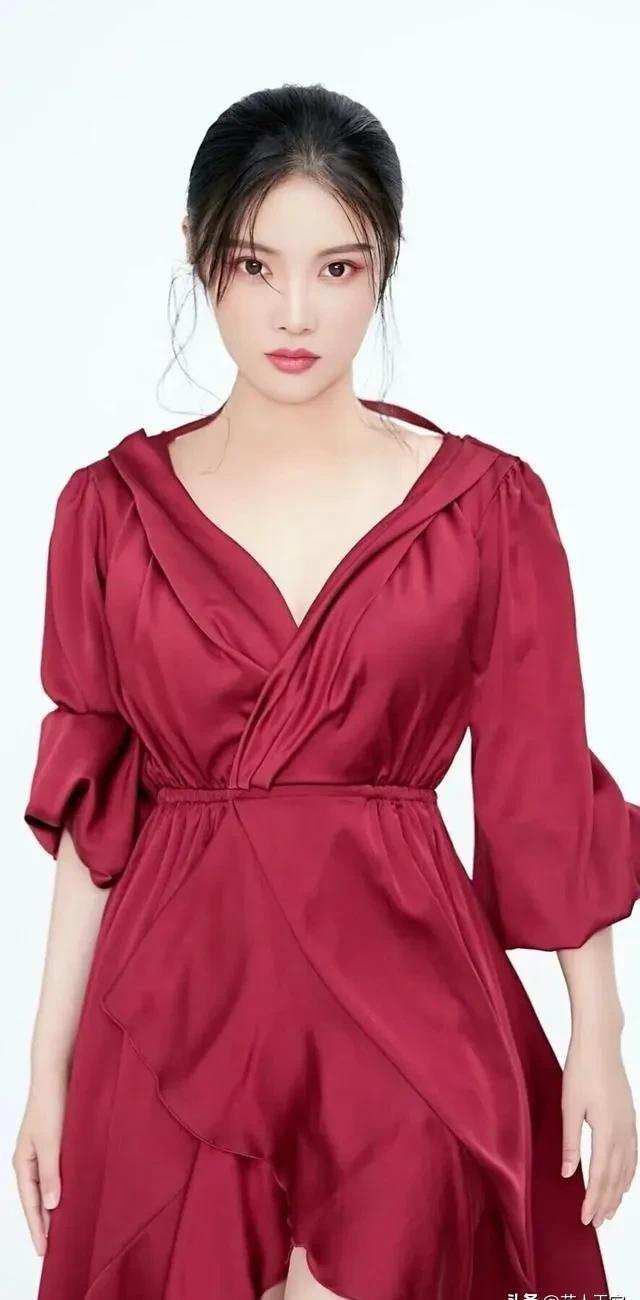 她身高 168cm,体重 49kg,双鱼座的她魅力独特