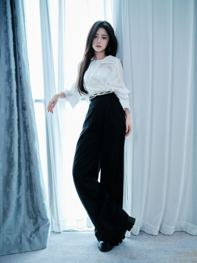 动态夏日征集令# 谭松韵晒美图,她这个造型很好看,一头微卷长发,优雅