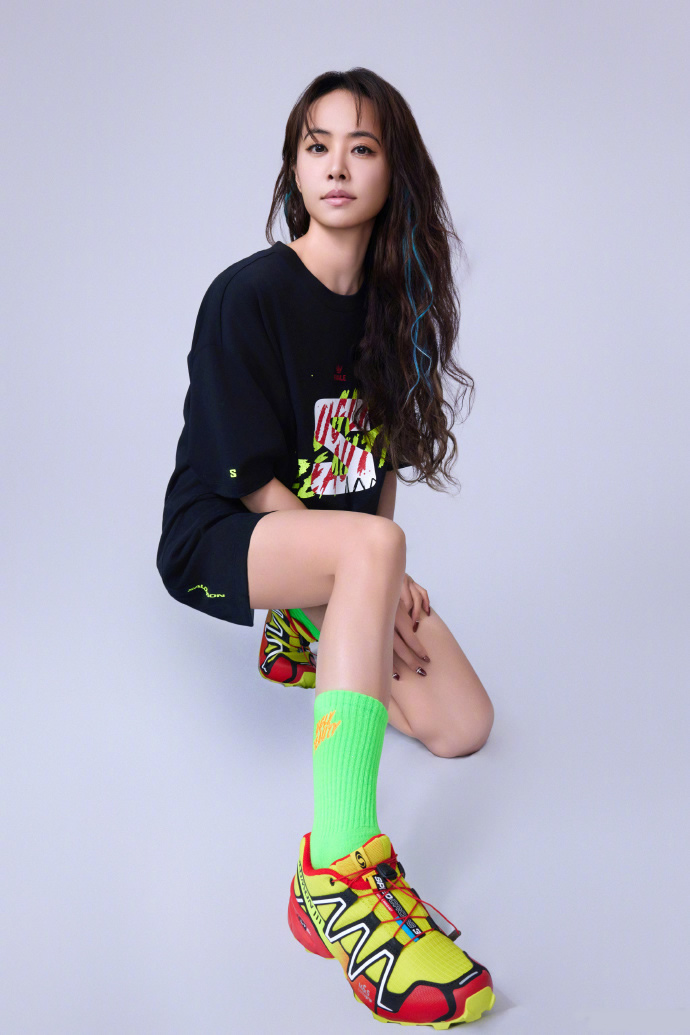 动态夏日征集令# 蔡依林晒美图,她穿了一件黑色的圆领 短袖t恤,搭配