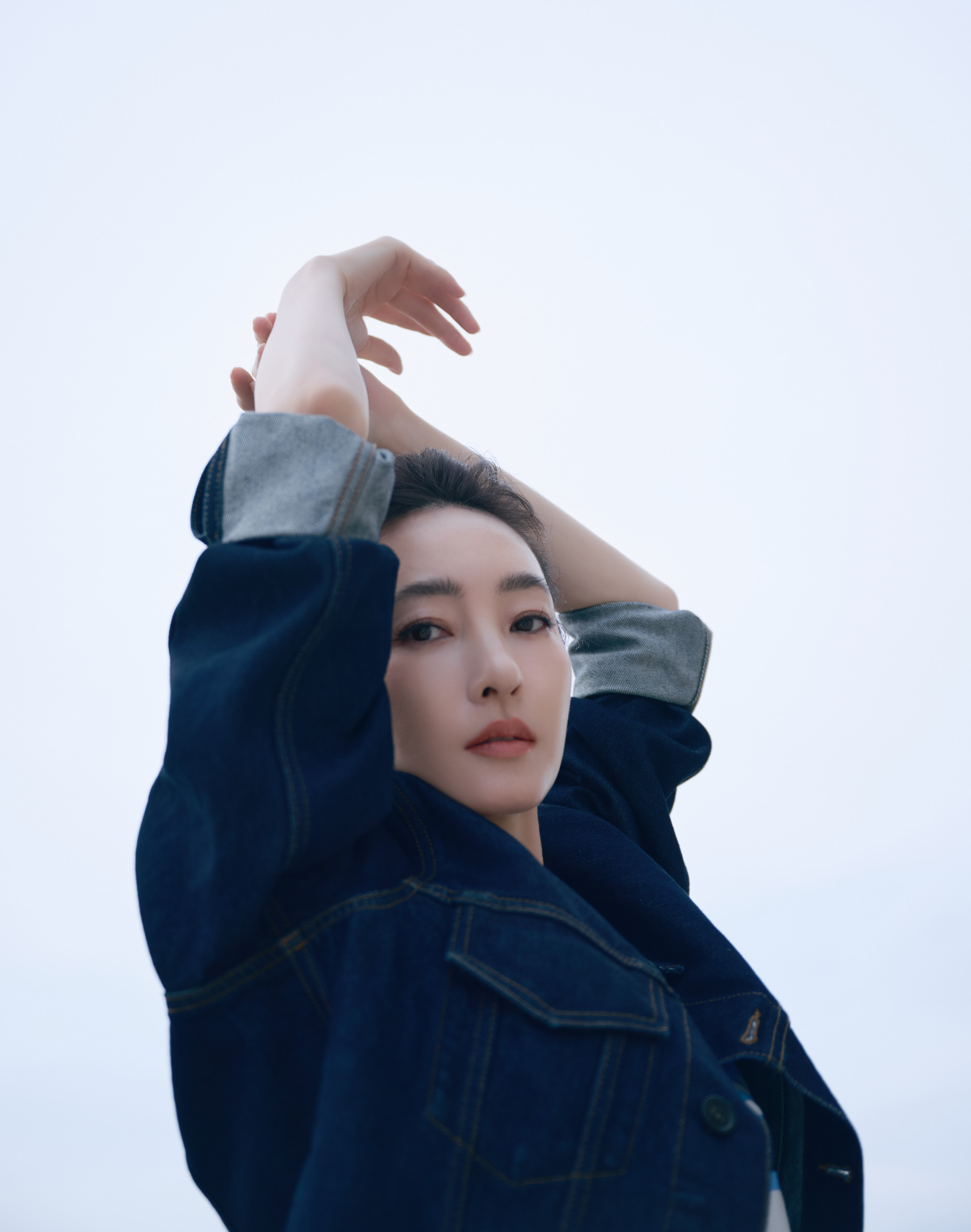 动态夏日征集令# 王丽坤出席活动,她穿了一套牛仔套装,简单利落又