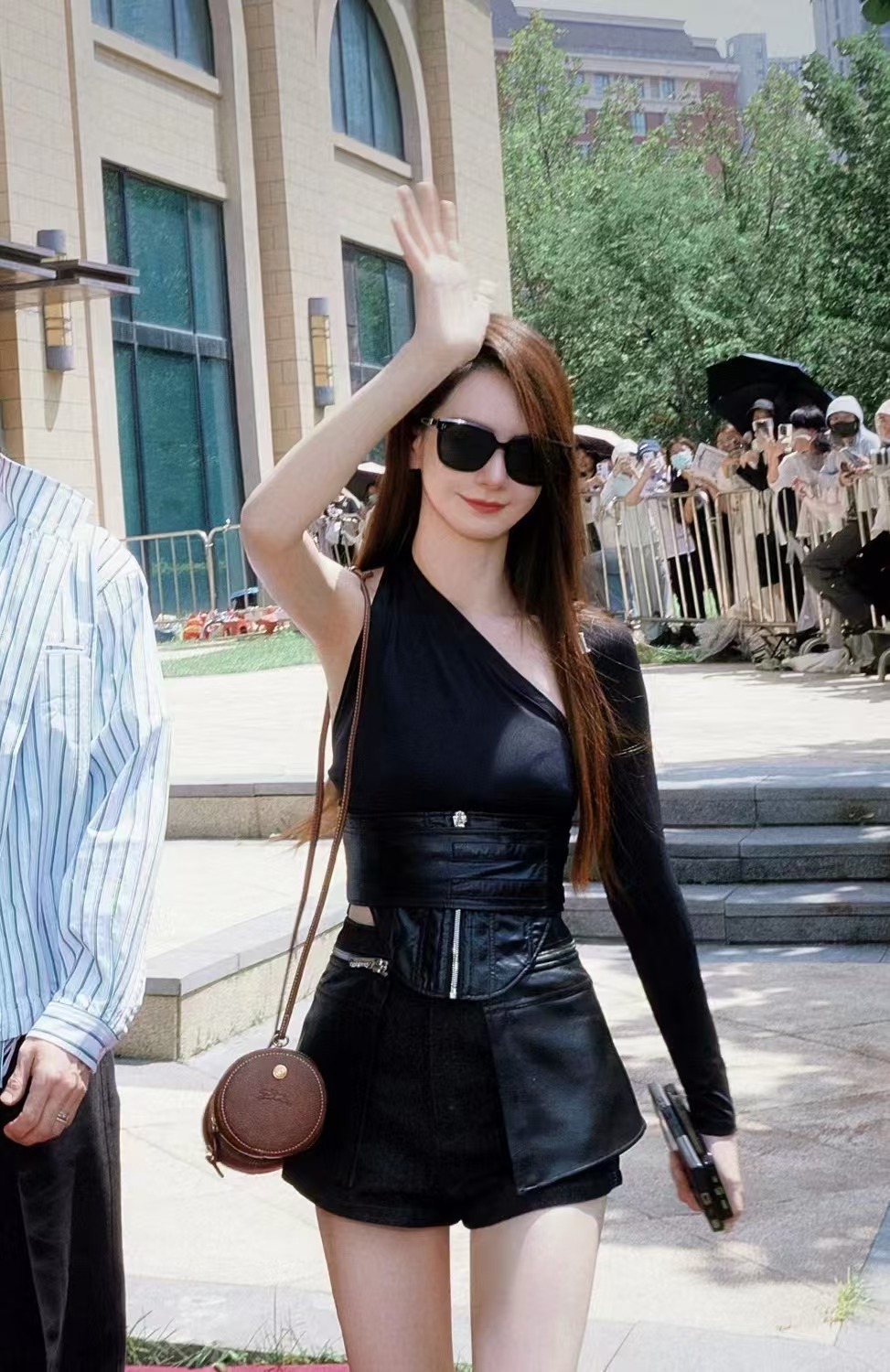 动态夏日征集令# 戚薇李承铉最新的街拍来了.这画面很养眼呢.