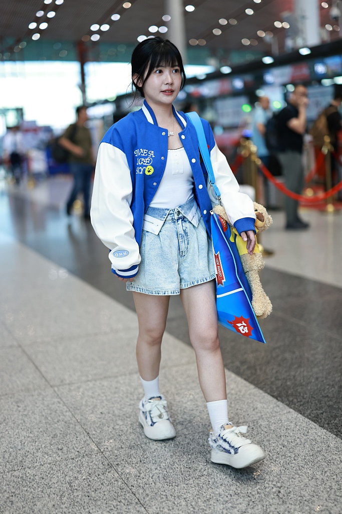 动态夏日征集令# 赖美云机场街拍,她穿了一件蓝白拼色的棒球夹克,内