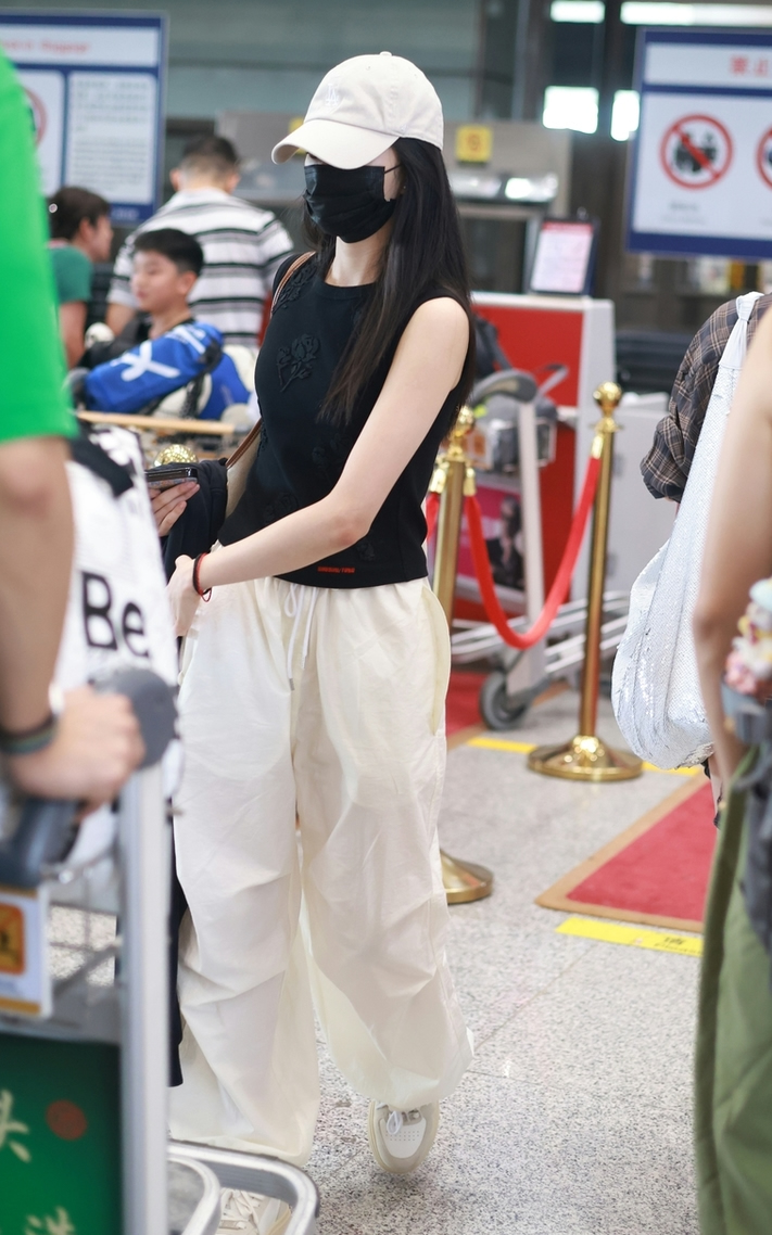 动态夏日征集令# 刘浩存机场街拍,她穿了一件黑色的小背心,搭配一条