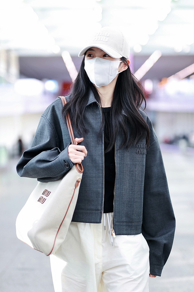 金秋动态创作赛# 小美女刘浩存最新的机场街拍来了,她穿了一件黑傻哪