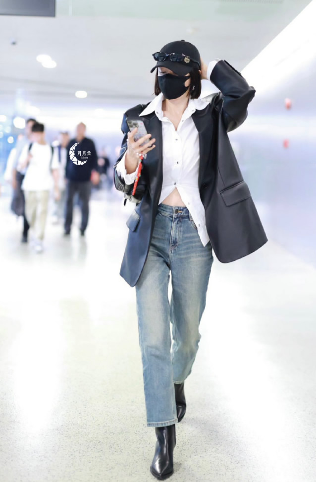 秦岚机场穿搭秦岚街拍白色西装裤靴子女穿西装街拍生活照衬衫不扎裤子