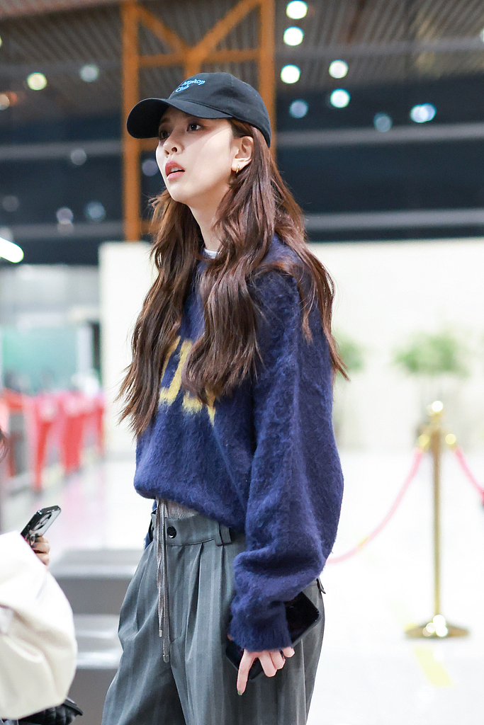 热点新知# 宋妍霏的衣品很不错,她近日在机场,戴深蓝色的棒球帽,穿一