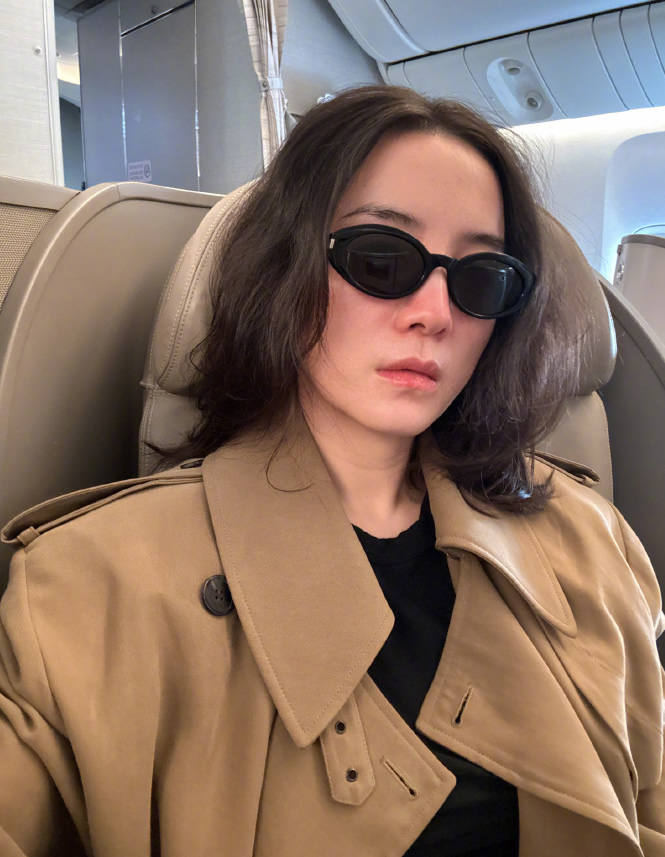热点新知# 宋佳机场照,她戴了一只黑色的墨镜,一头羊毛卷,又酷又复古