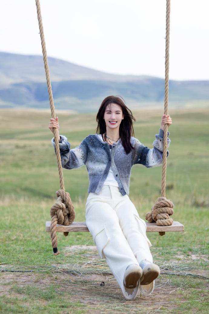 热点新知# 金晨晒美图,她穿了一件灰色渐变条纹的毛衣开衫,内搭白色