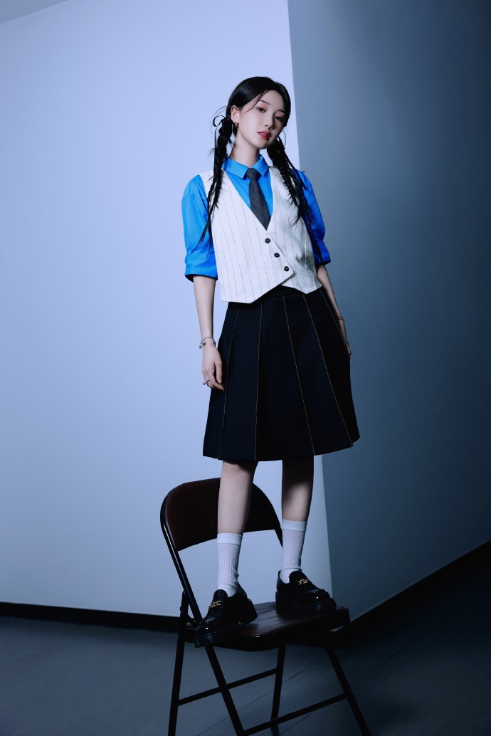 动态连更挑战# 毛晓彤晒美图,这样双马尾式的麻花辫很好看呀,俏皮