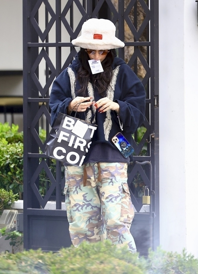 她这条迷彩工装裤不 欧美明星渔夫帽街拍羊羔毛渔夫帽街拍梅根