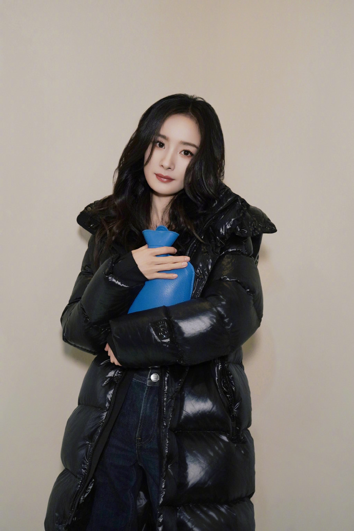 动态连更挑战# 杨幂美图来了,她穿了一件黑色的长款亮面羽绒服,内搭