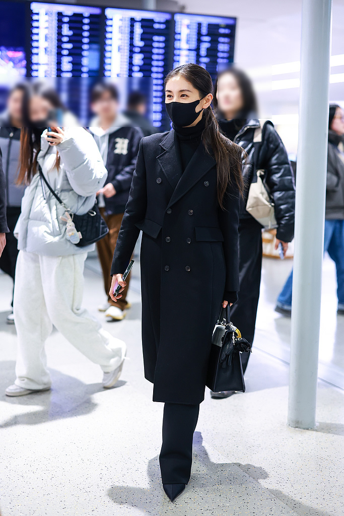 王子文穿搭街拍王子文大衣街拍扎低马尾中年女人图片尖头鞋搭西服套装