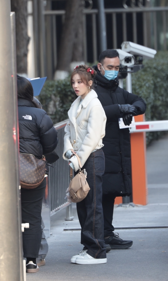 宋雨琦春晚彩排下班照,她穿了一件白色的短款小外套,搭 配黑色的阔腿