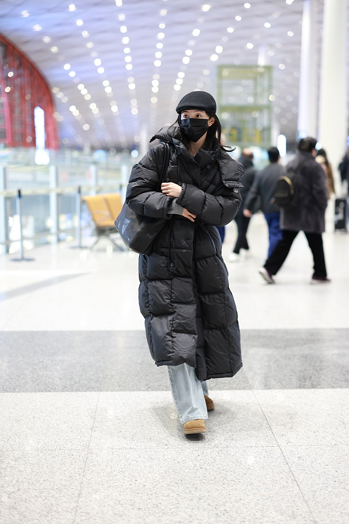 动态连更挑战# 刘浩存机场街拍,她穿了一件黑色的长款羽绒服,搭配浅