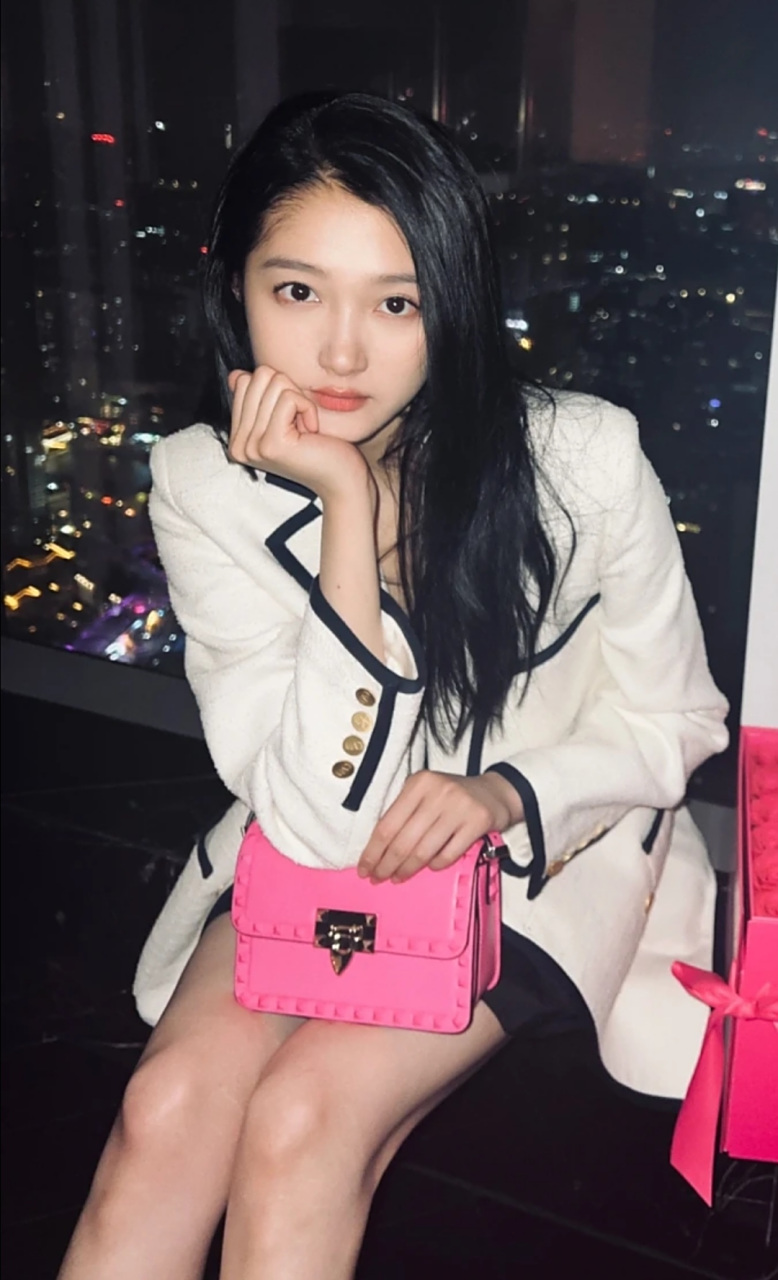 关晓彤晒照没给腿p图,膝盖鼓起一块看着太别扭,再减肥就要瘦成"皮包骨