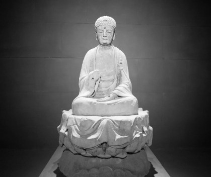 【大足石刻:佛指尖流淌的千年时光】 当北山136窟的日月观音在晨光中