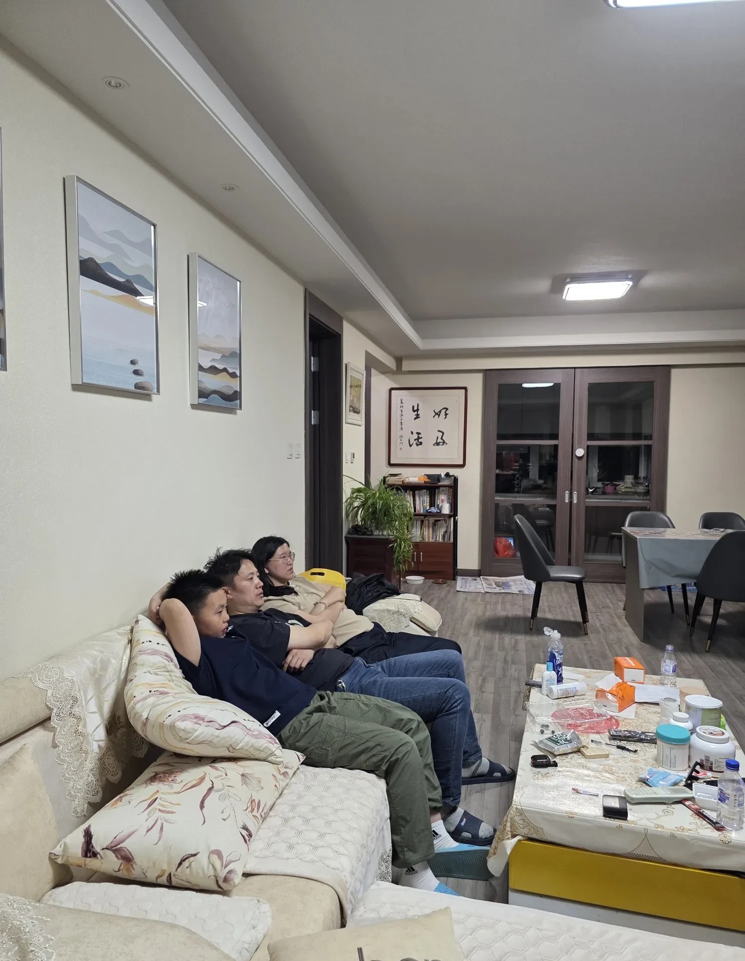 到家大伙都累瘫了