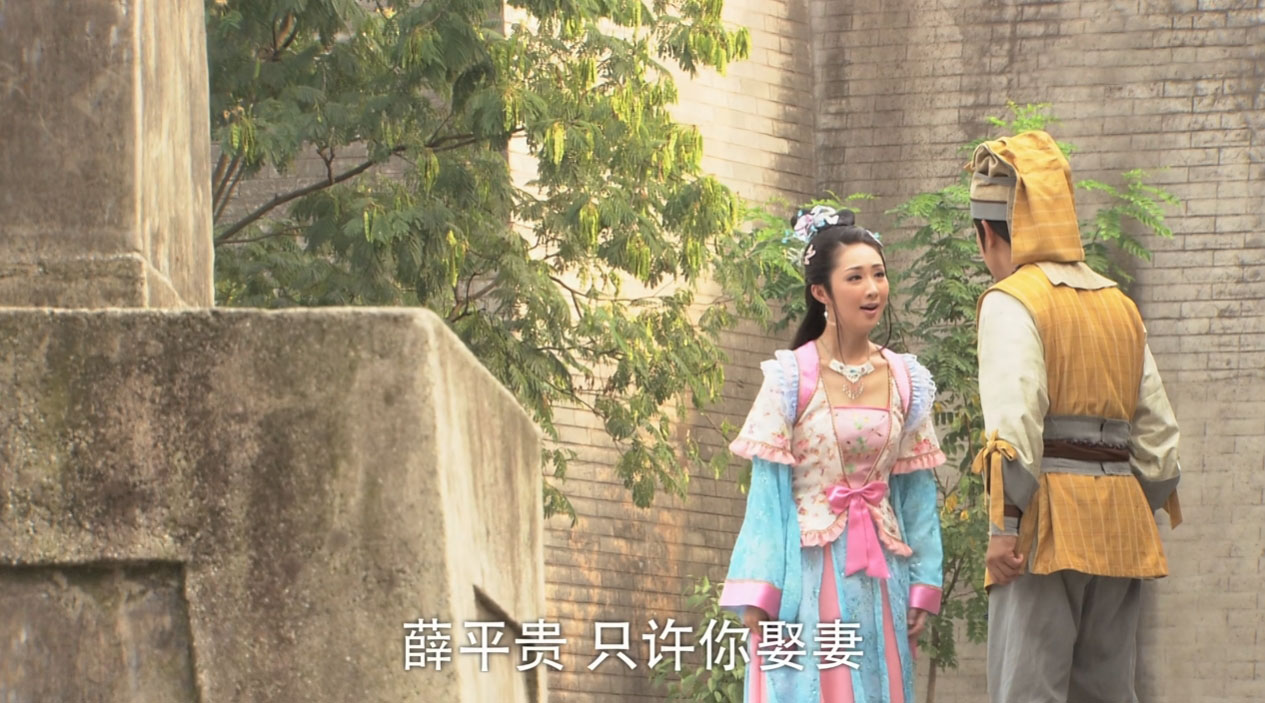 薛琪在剧中装扮都偏甜美可爱风格,发饰也都是蝴蝶和花朵类型,看起来