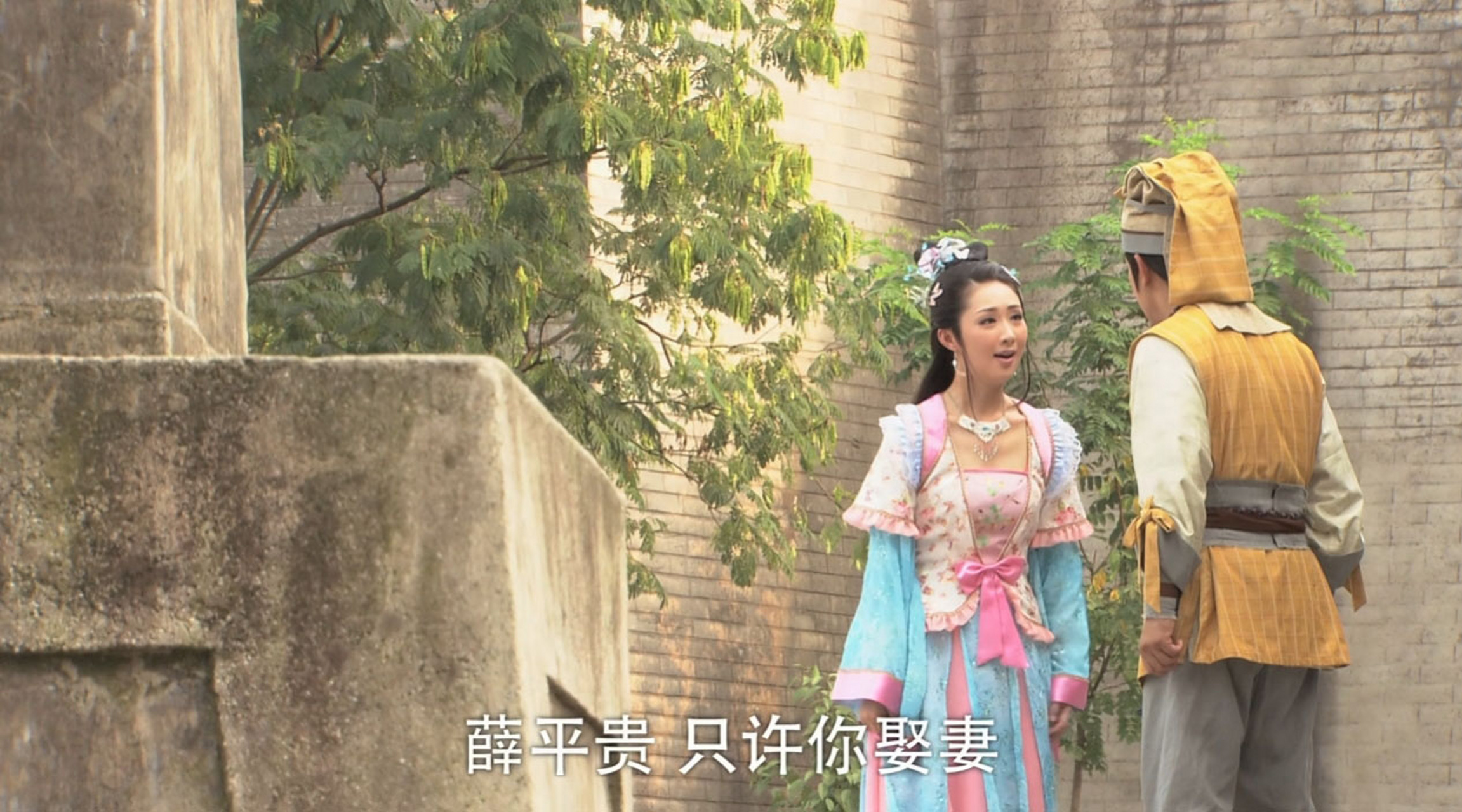 薛琪在剧中装扮都偏甜美可爱风格,发饰也都是蝴蝶和花朵类型,看起来