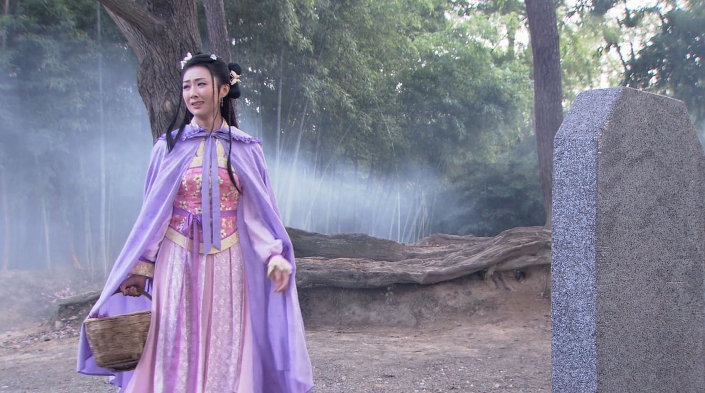 薛琪这件衣服颜色碰撞的恰到好处,粉紫色相融,增加了梦幻和青春的氛围