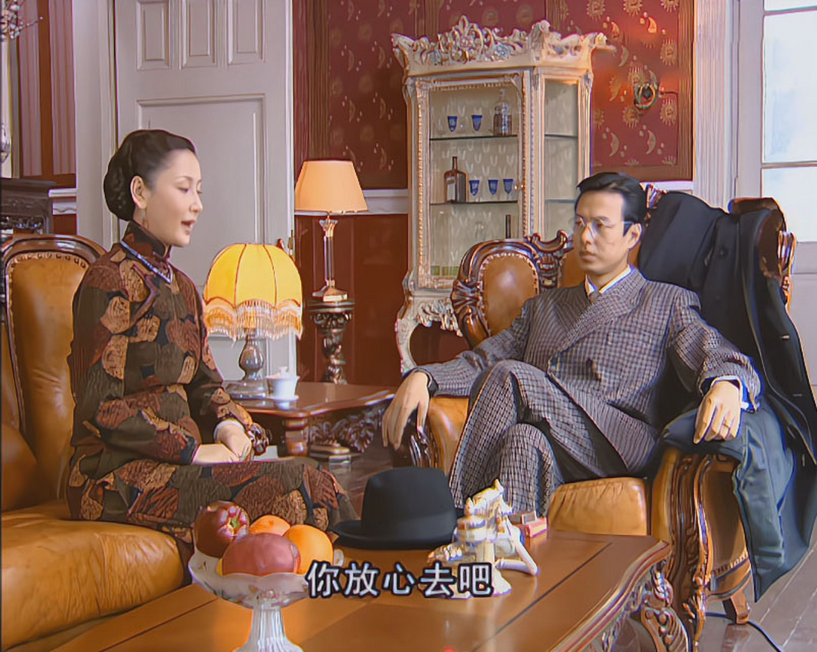 黑色毛领大衣搭配格子西装,大少爷的性张力拉满了. #金粉世家