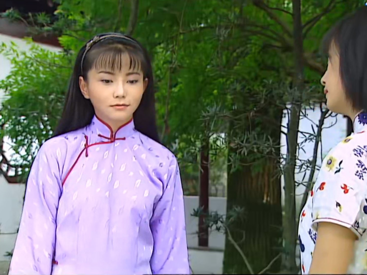 方瑜的气质和年轻时的傅文佩好像,外表都给人一种端庄文雅的感觉