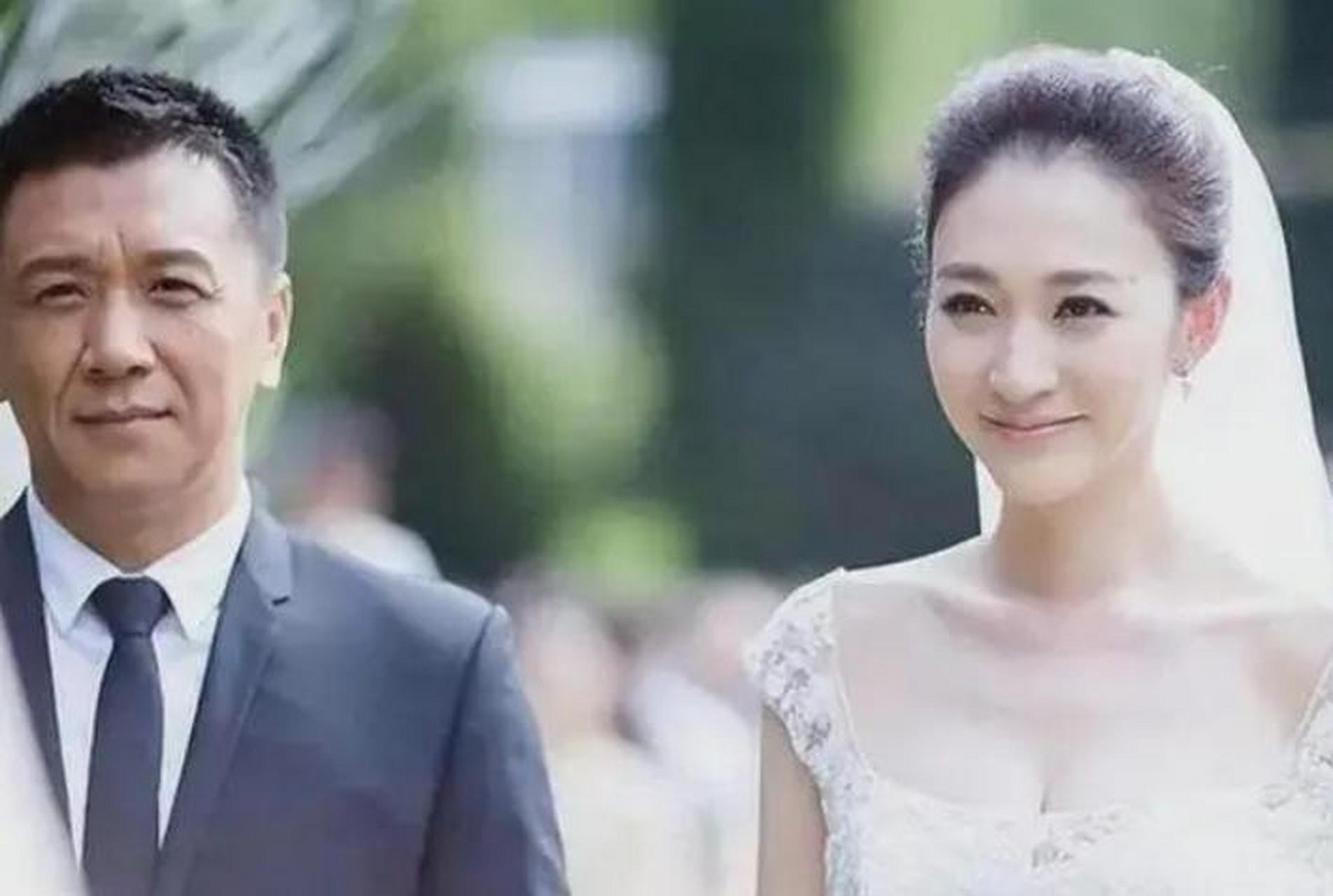 李小冉在39岁时与她守候了16年的男闺蜜徐佳宁步入婚姻殿堂,他们的