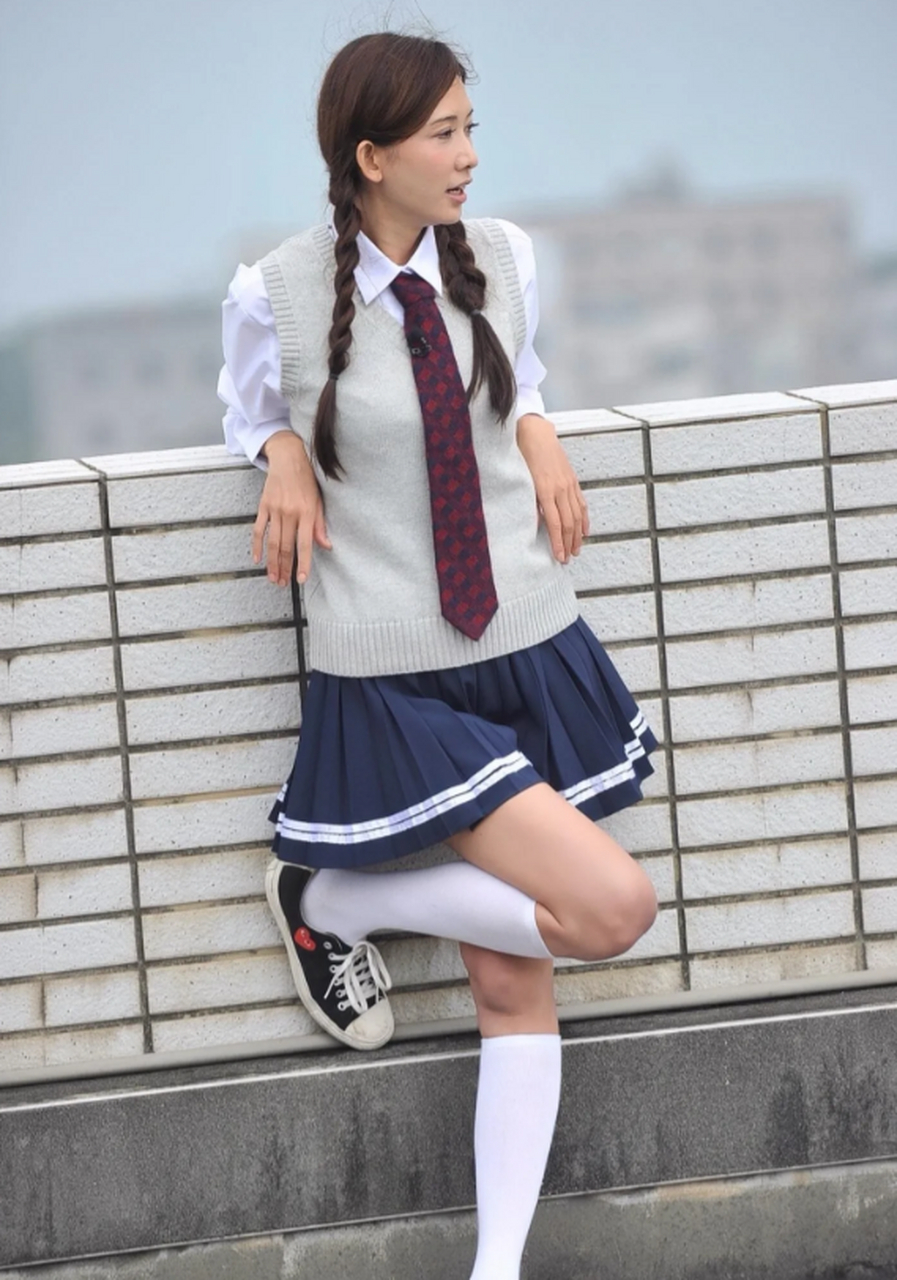 林志玲也玩起学生装,自从嫁给日本人后,她试图通过此举,来展示自己的