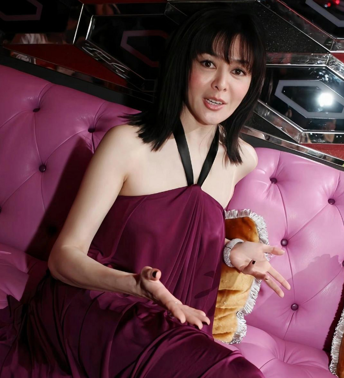 也不得不承认,关之琳的媚俗装扮,其实也是对生活的一种调侃.