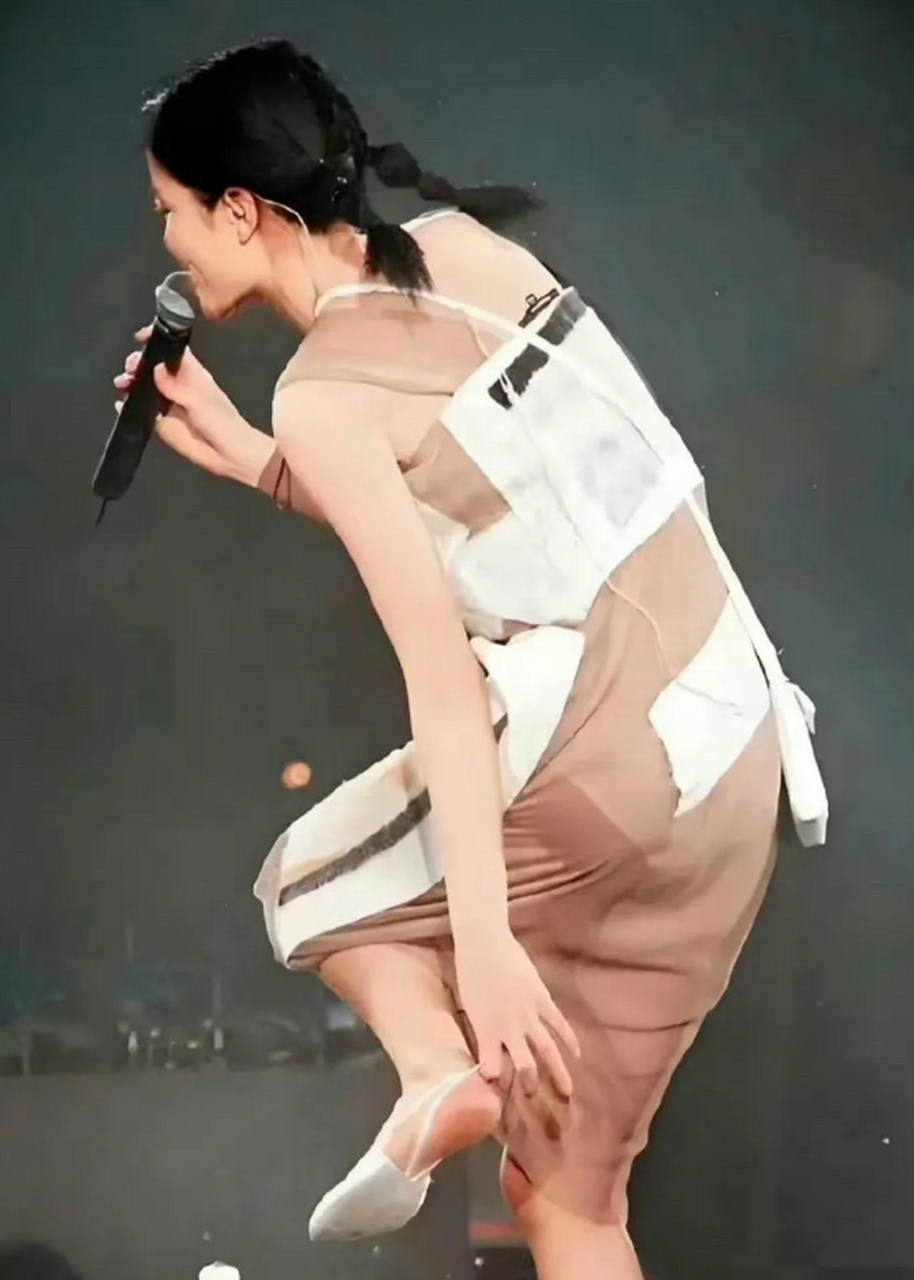 王菲这脚丫子也不知道疼不疼?