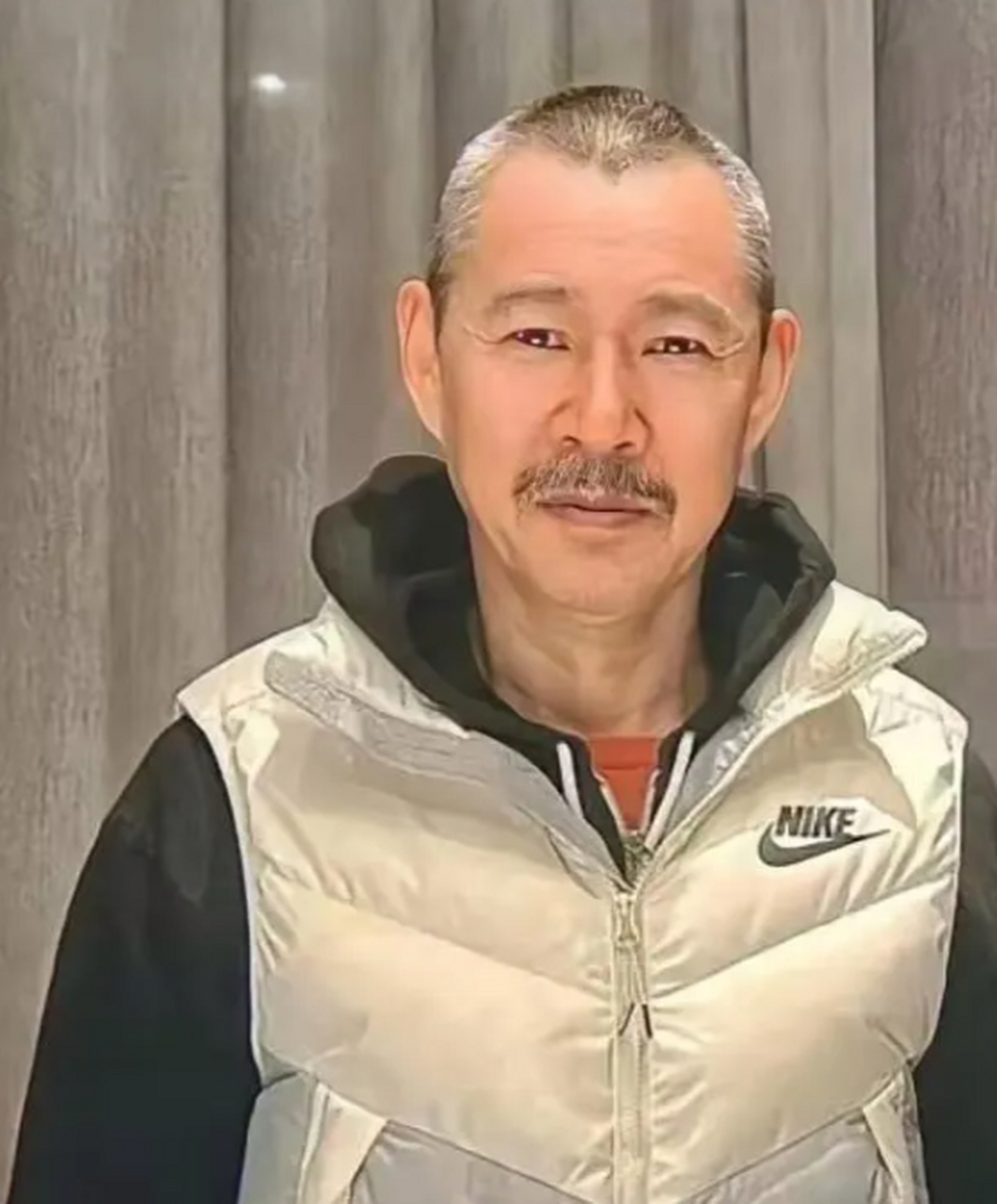 张丰毅老师快70岁了,身体还是非常硬朗,能有这样的体魄还是不错的.