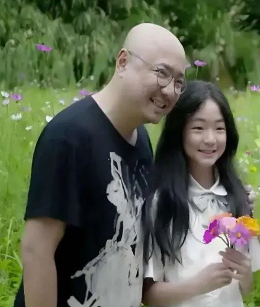 徐峥携女儿漫步街头,徐小宝身高惊人,已超越老爸耳际,衣着朴素却难掩