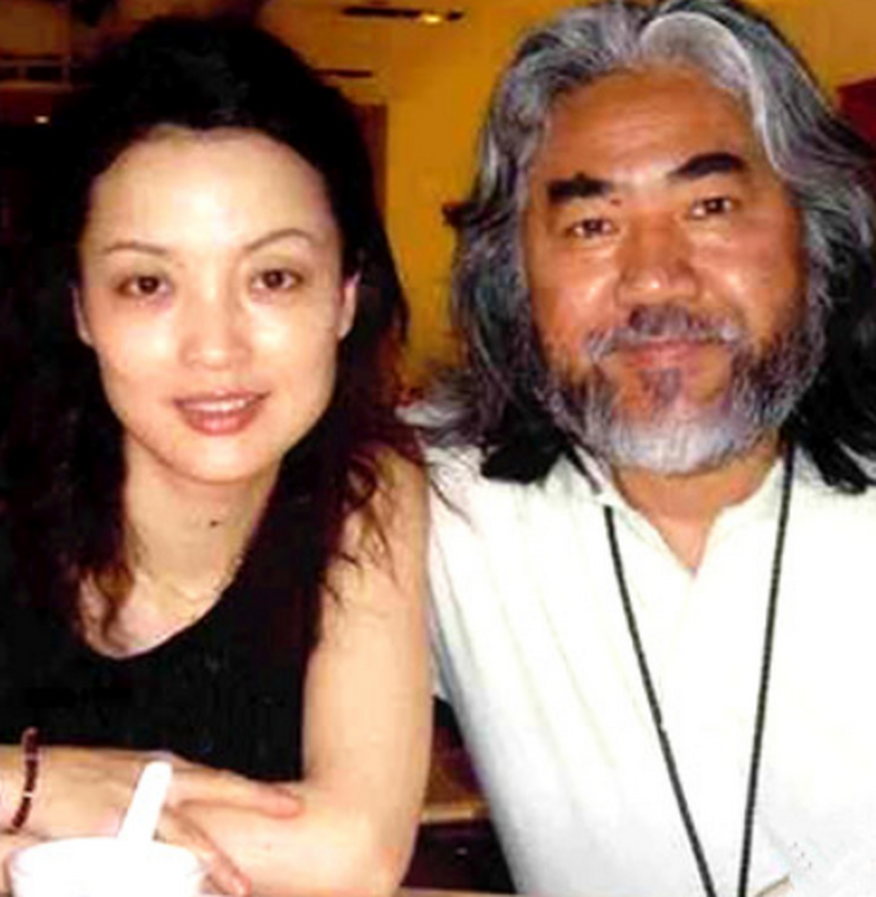 张纪中换了几任老婆,如今这个杜星霖小他三十一岁.