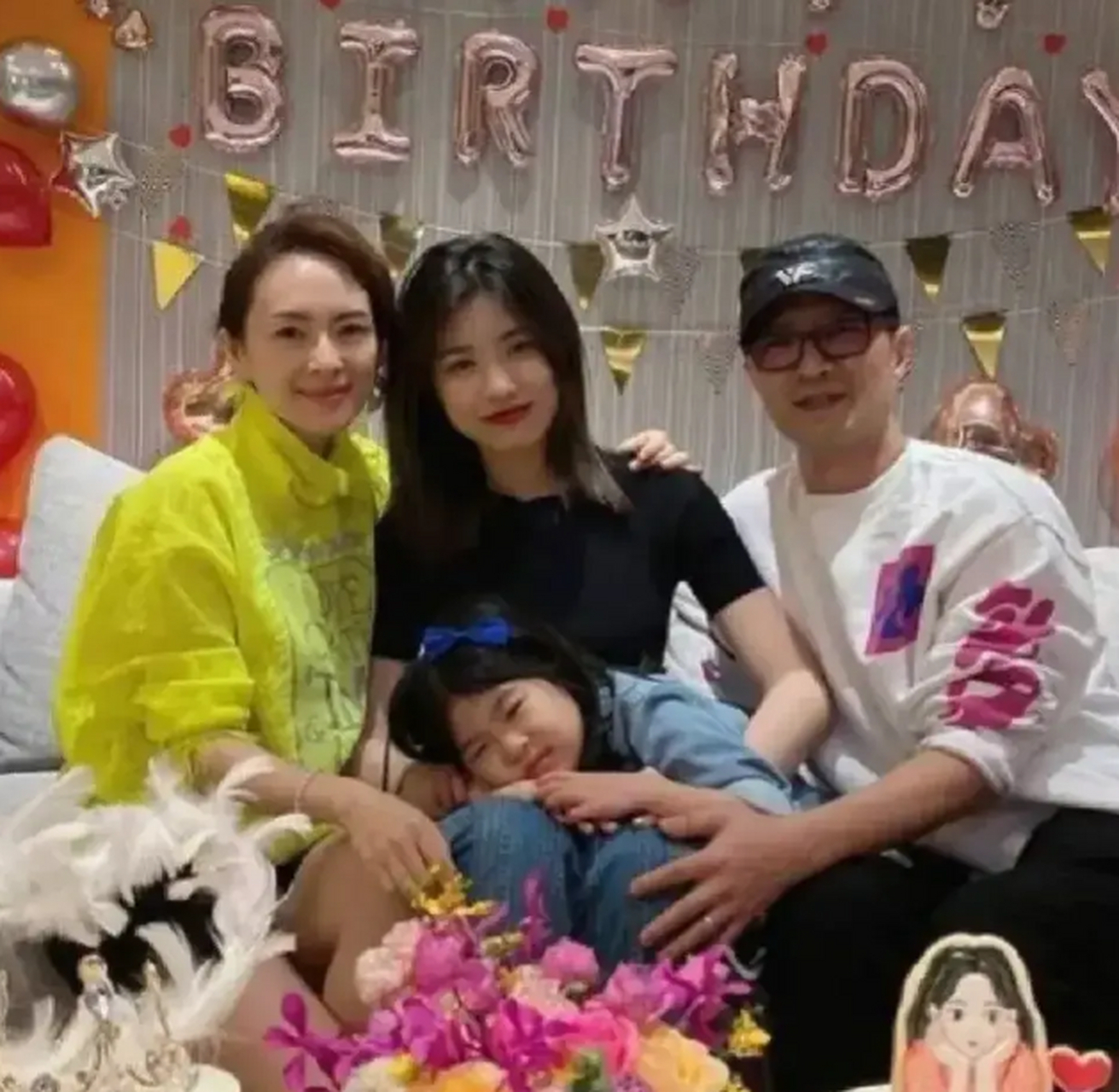 他的女儿小苹果,遗传了妈妈葛荟婕的模特身材,个子非常高挑,穿着度构