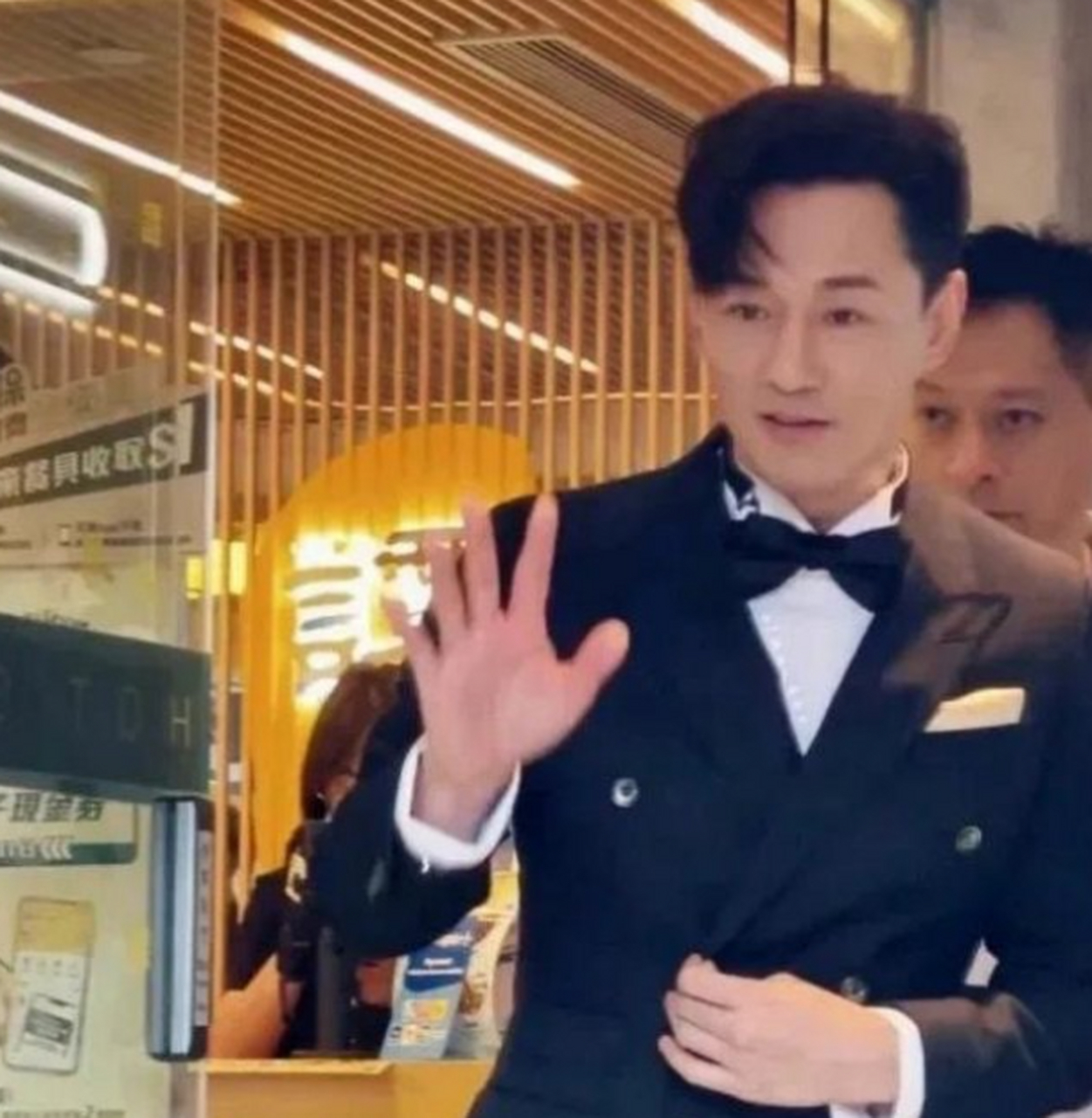 林峰当初听从父母的建议,与深爱的女孩吴千语分手,娶了父母挑中的女子