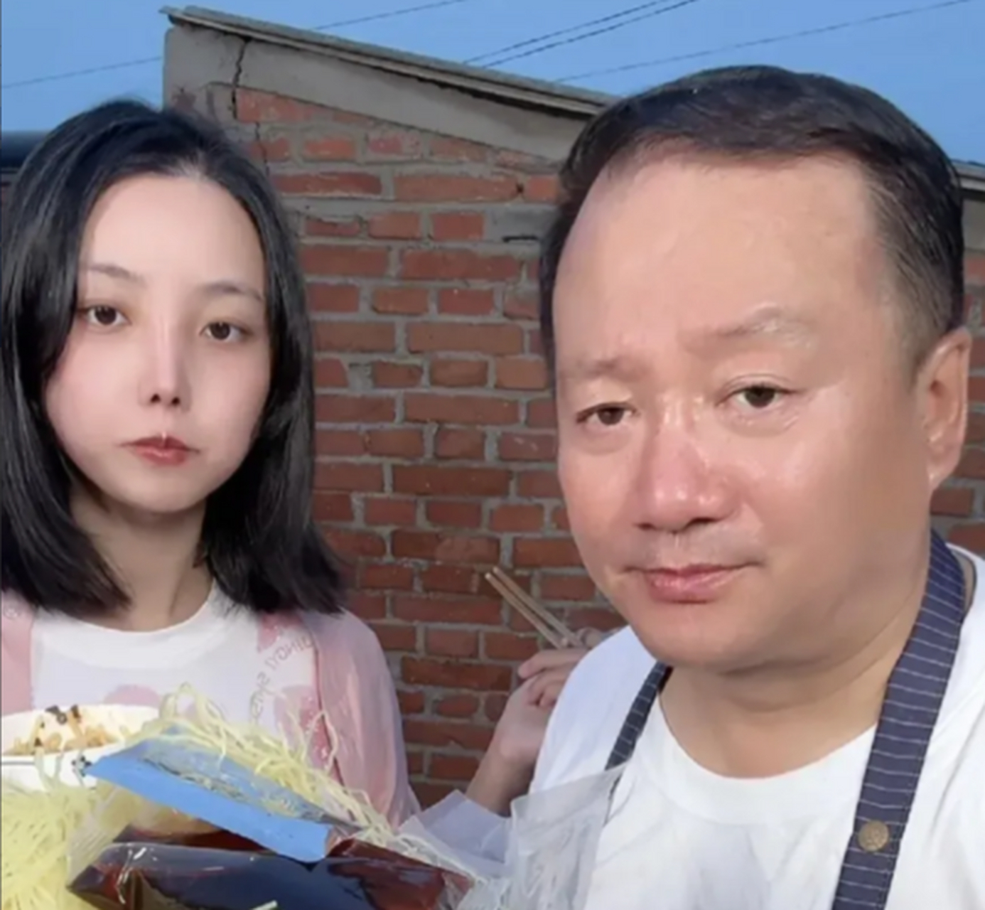 谢广坤带着他那第三任小娇妻,毫不客气地开始了直播带货!