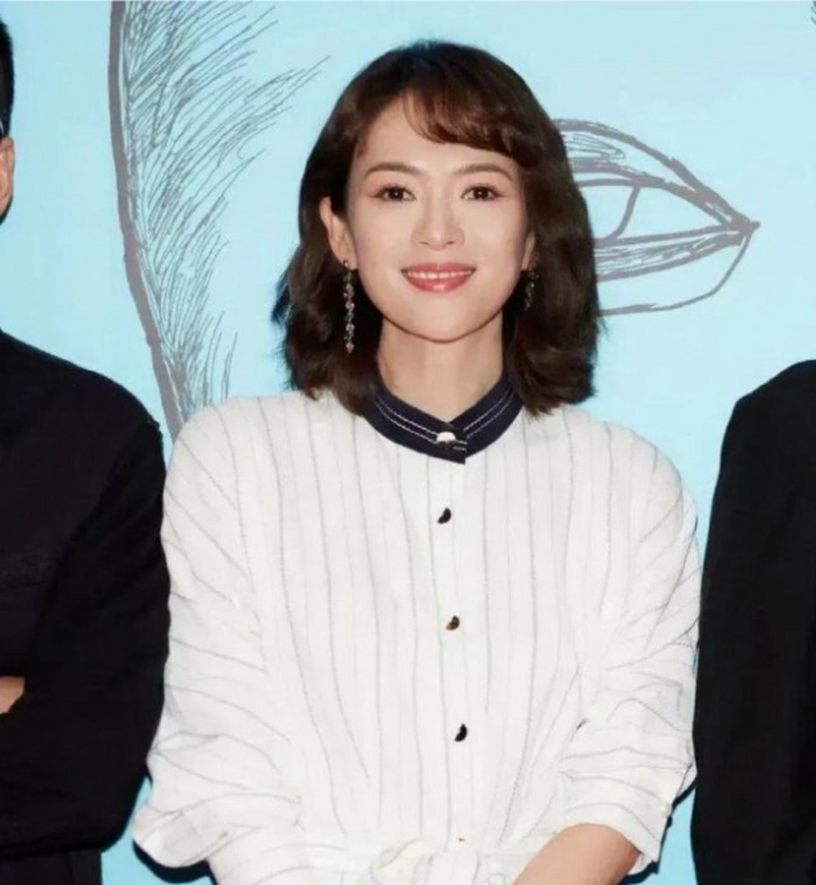 章子怡近日剪去了以往的长发,换上了俏皮的刘海,同时染上了新的发色