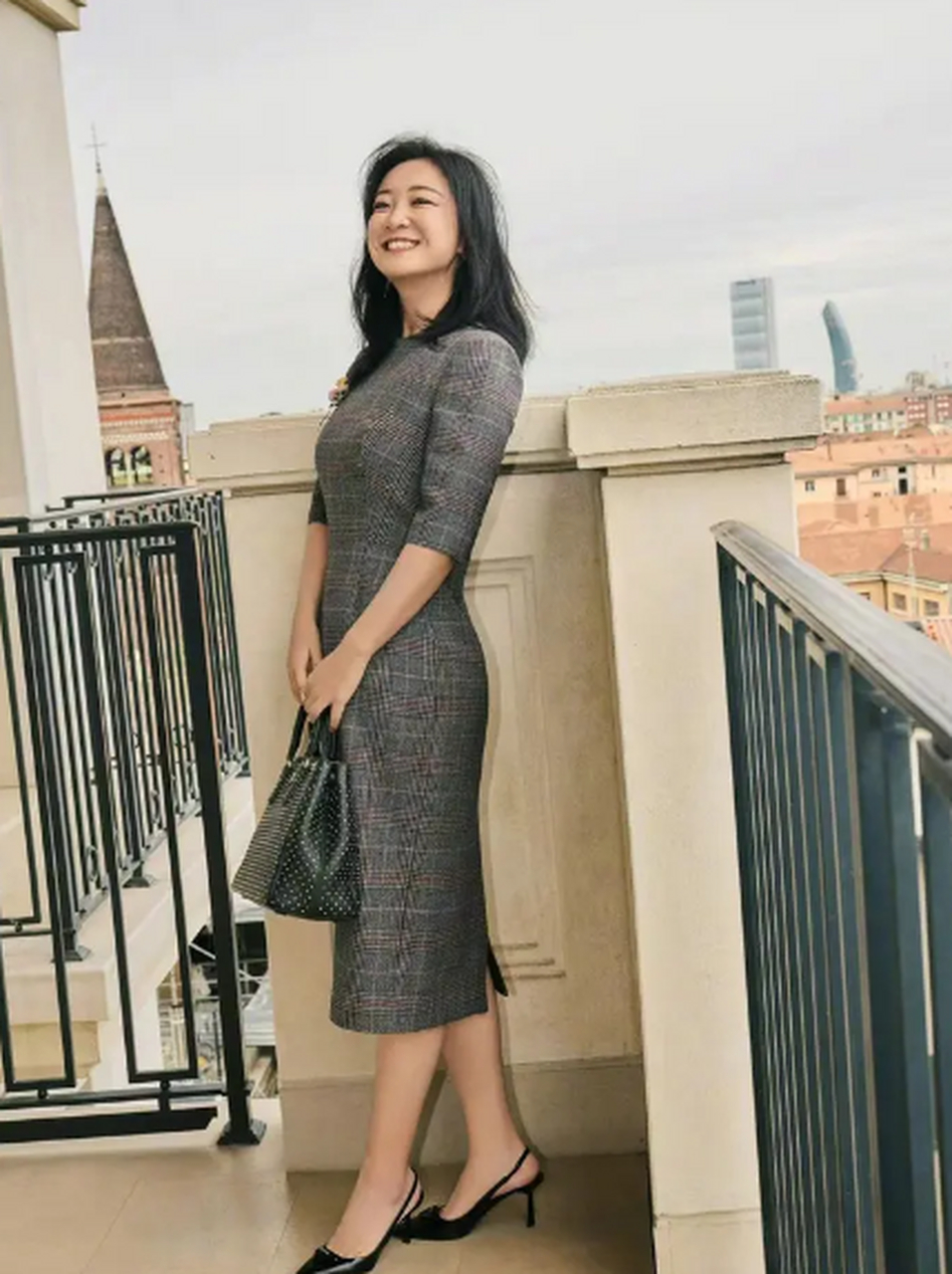 贾玲身着一袭修身连衣裙,站在阳台上,仿佛时间都在这一刻静止
