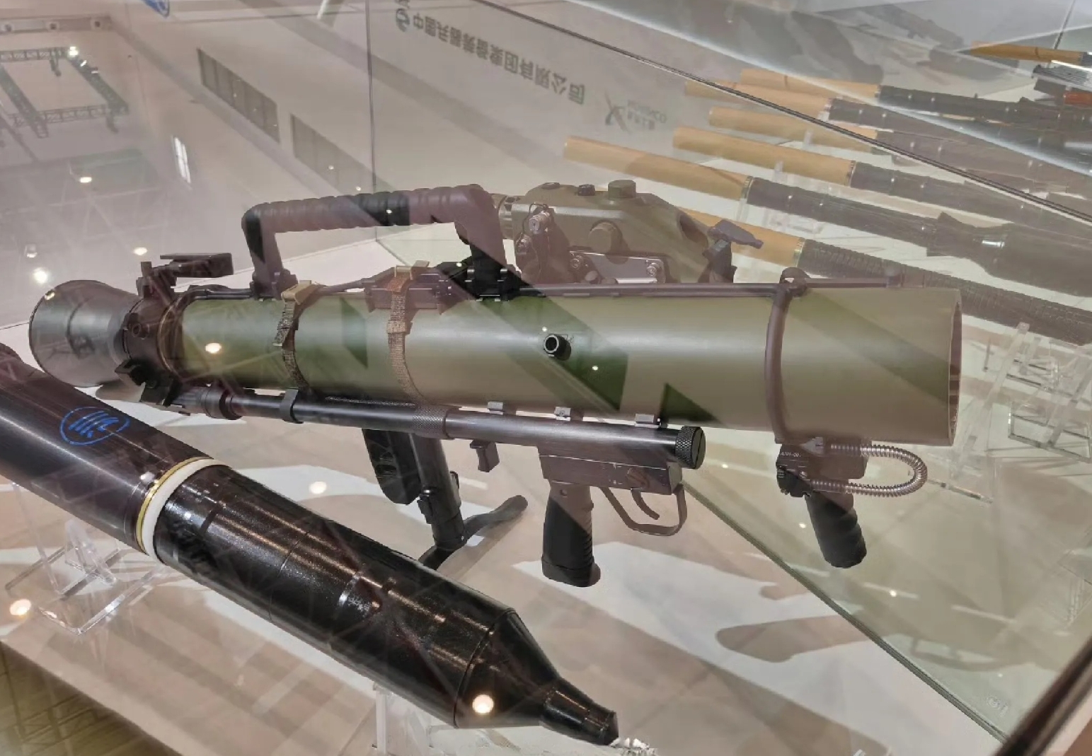 喜欢新型武器的看过来,新型82毫米口径无后坐力炮