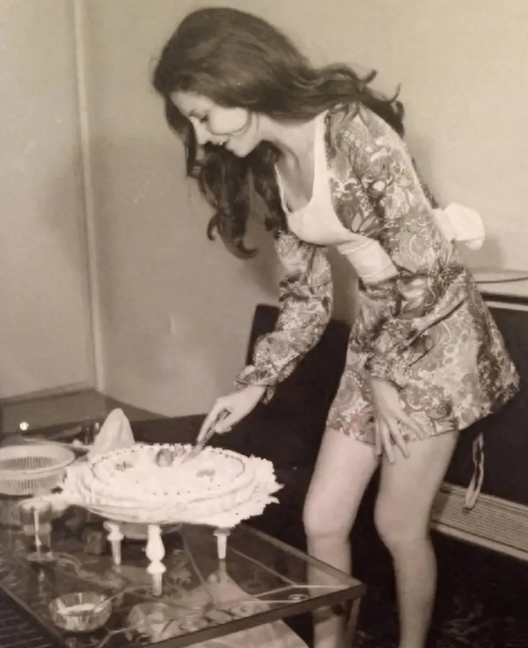 1973年的伊朗德黑兰,一位青春洋溢的美女过生日时的靓丽留影,照片中她