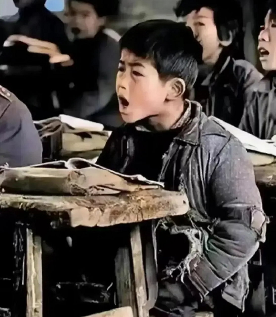 八十年代的乡村,一位正在认真学习的小男孩珍贵留影,照片中他穿着那件