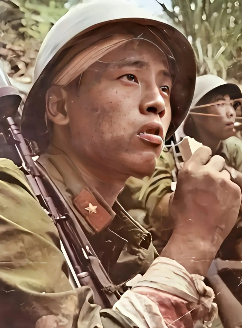照片中这位英勇的小战士名叫王高银,一位荣耀的一等功获得者,更被誉为