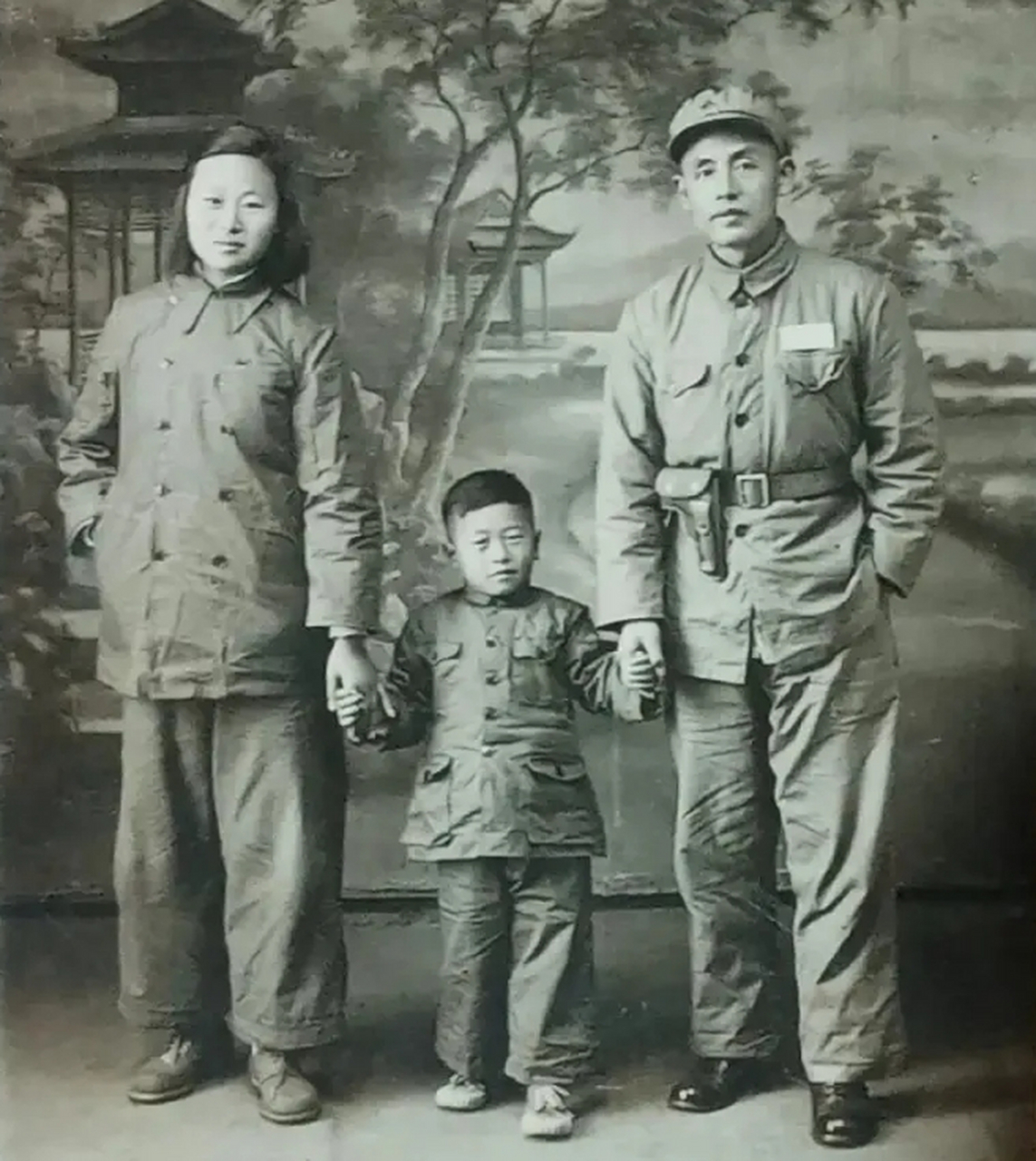 照片中男主人穿着笔挺的军装,如同挺立的松树,彰显着军人的坚毅与英气