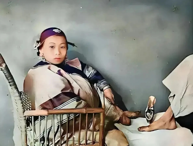 晚清时期,一位小脚女子羞涩地展示着她那双被誉为"三寸金莲"的玉足.