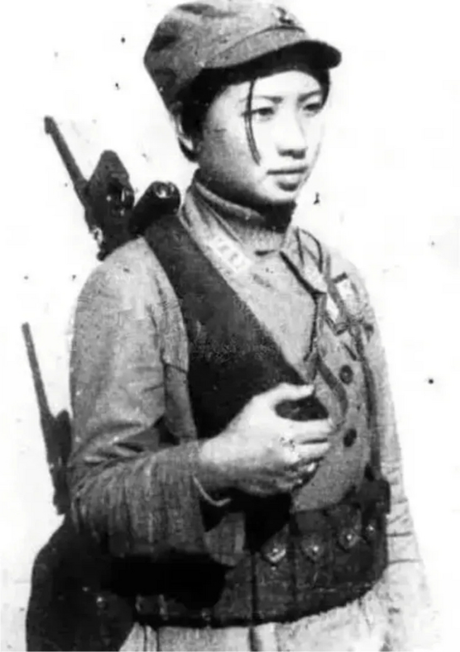 抗战时期,一位英勇的抗日女战士珍贵留影,照片中她穿着破旧军服,腰间