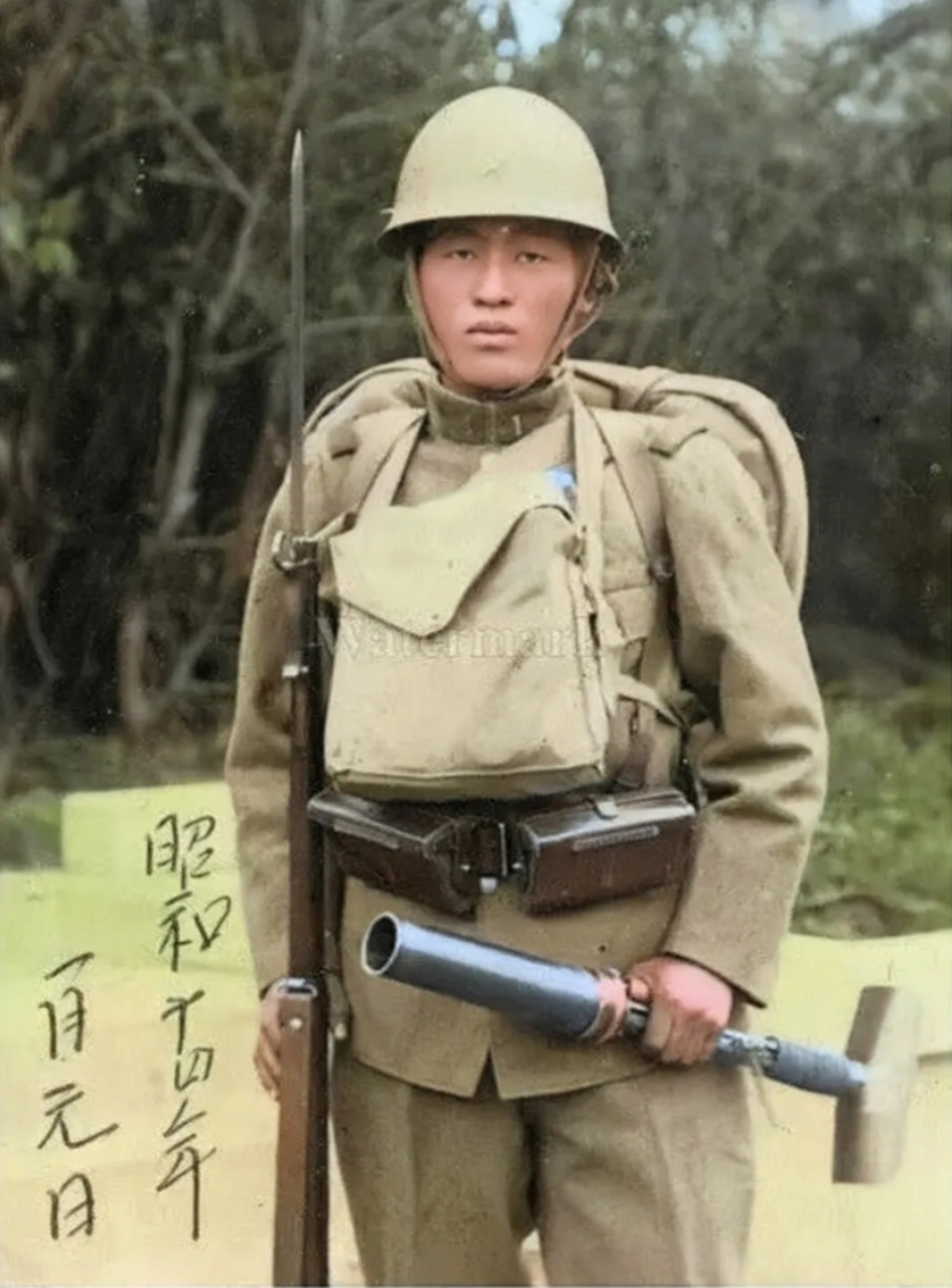 1939年,一位全副武装的侵华日本士兵的真实留影,照片中这名小鬼子身穿